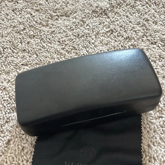 Versace sunglass case black with cleaning cloth - Picture 4 of 4